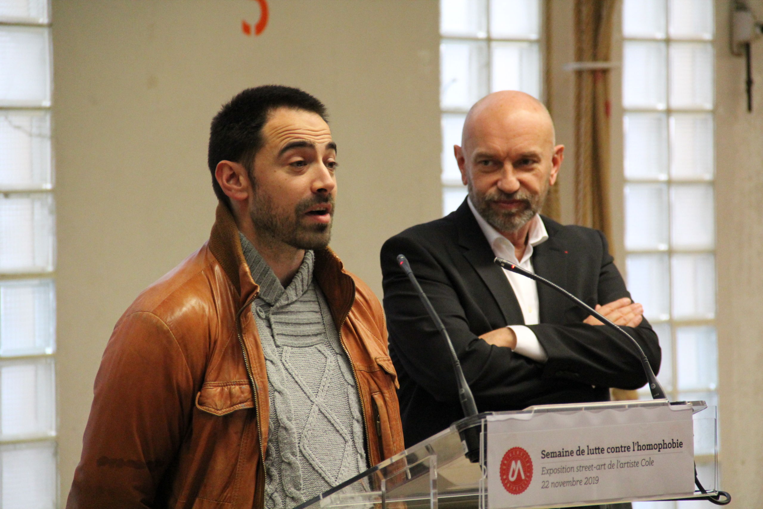 Discours de Cole, aux côtés du président M. AUGE, lors du vernissage